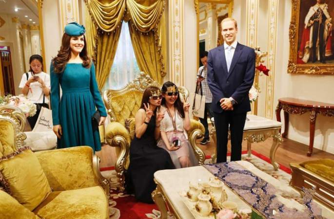 상하이 마담투소에서 영국의 왕실 궁중 예절 체험관 개막