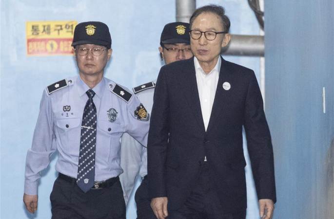 이명박 전 한국 대통령, 첫 재판에 출석...검찰측 기소 부인