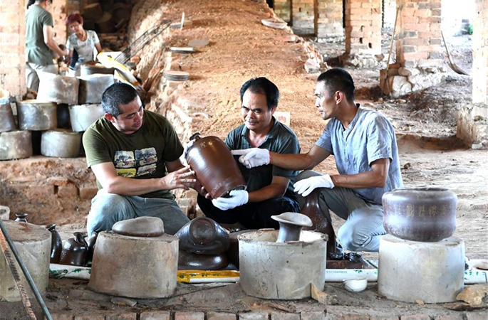 광저우 친저우: 옛날 가마 재가동…고대 도자기 생기 발산