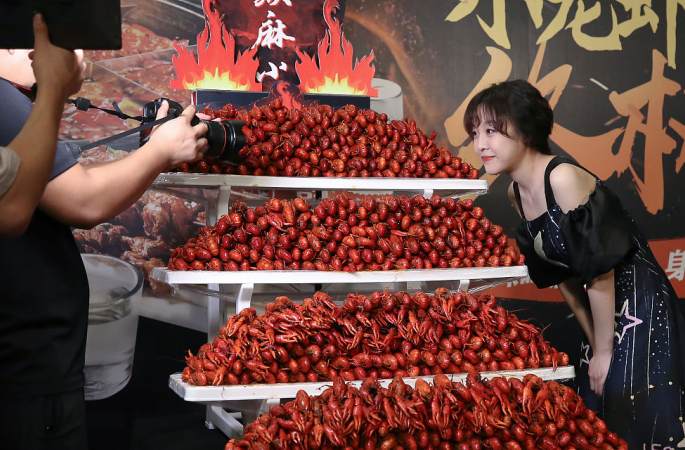 베이징: 47.5kg 여성 대식가 1시간에 샤오룽샤 1000마리 꿀꺽…“배불리 먹은 적 없다”