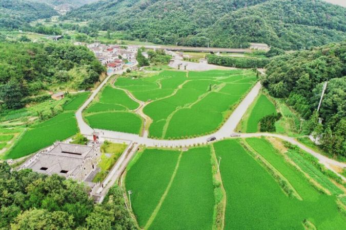 드론으로 촬영한 장시성 더안현 허둥향 위안자산 자연 마을