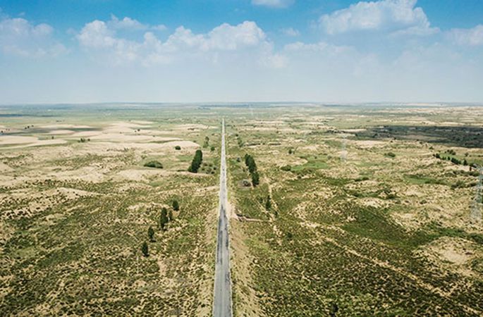 쿠부치 사막을 관통하는 첫 도로…사막에 남긴 위대한 공적