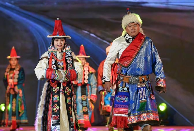 8개성 멍구족 패션예술제 간쑤 쑤베이서 개최