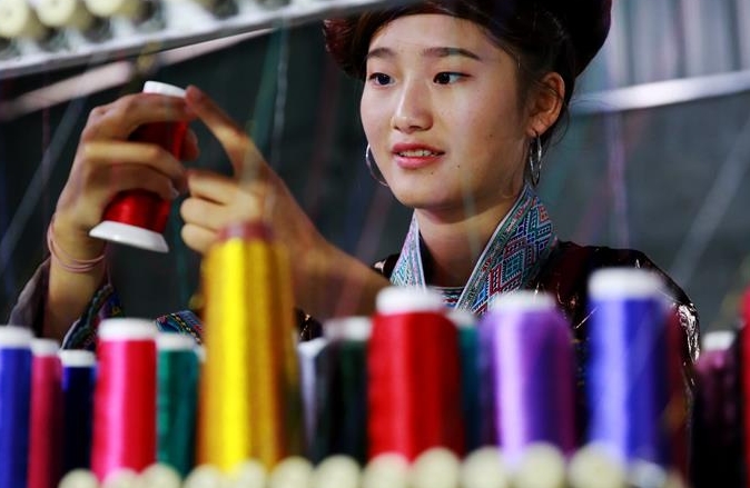 광시 룽수이: 전통 옷감 재조명…소득증대 활로 열어