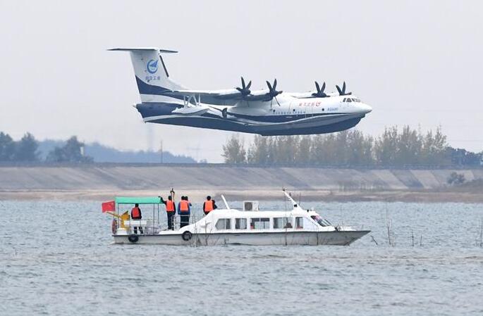 중국산 대형 수륙양용 비행기 ‘쿤룽’ AG600, 첫 수상 비행 성공