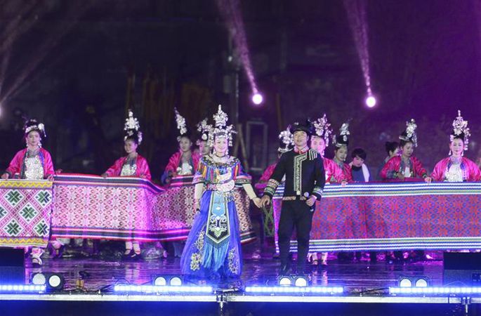 구이저우 리핑: 둥족 전통 신년 축제…조명쇼와 노래∙춤 등 볼거리 풍성