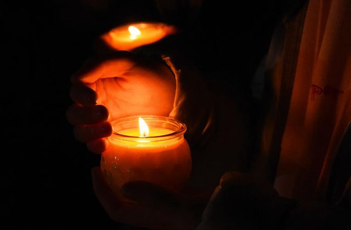 난징: 대학 캠퍼스에 켜진 애도의 촛불