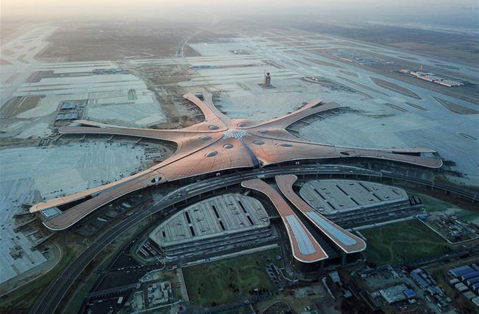 ‘날개 펼친 봉황’화려한 모습 드러내—베이징 다싱국제공항 건설의 최신 진전