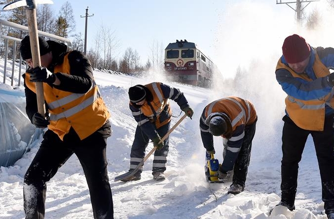 춘절기간 여객운송 위해 눈바람 무릅쓰고 일하는 철도 노동자