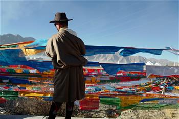 즐거운 티베트족 새해 맞아 오색깃발 교체