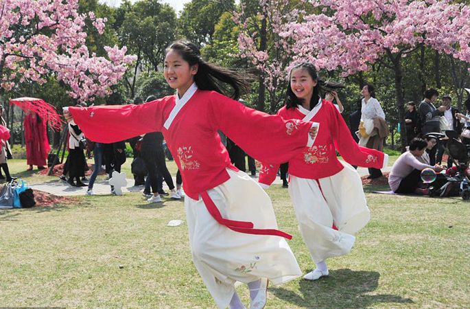 상하이: 벚꽃축제…전통 의상 입고 개성 뽐내