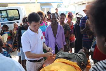 (‘일대일로’ 정상포럼) 나무 그늘 아래의 진료실--파푸아뉴기니 지원 중국 의료팀