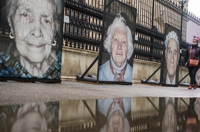‘Lest We Forget’…제2차 세계대전 홀로코스트 생존자 초상화 사진전 빈 거리서 전시