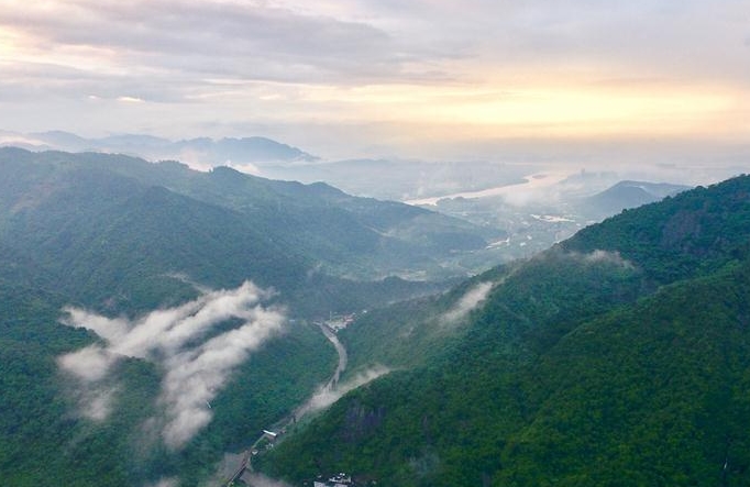 푸저우: 비 온 후의 푸르고 아름다운 산