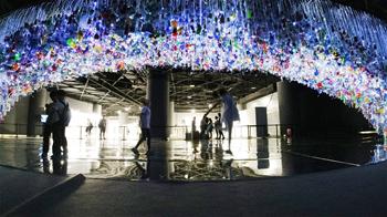 상하이: 폐기된 플라스틱이 예술품으로 변신…환경보호 경각심 자극