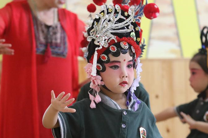 스자좡 징징: 전통극 배우는 ‘꼬마 예술가’