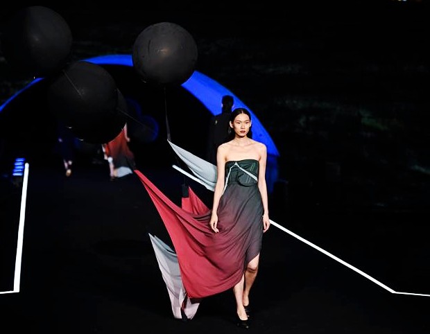 항저우: 시후의 밤 장식한 두안챠오 패션쇼
