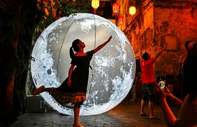 쿠알라룸푸르: ‘달’과 기념사진
