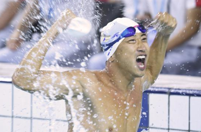 군사5종경기—中선수 장정, 남자 종합 개인전 장애물 수영 경기서 세계기록 돌파