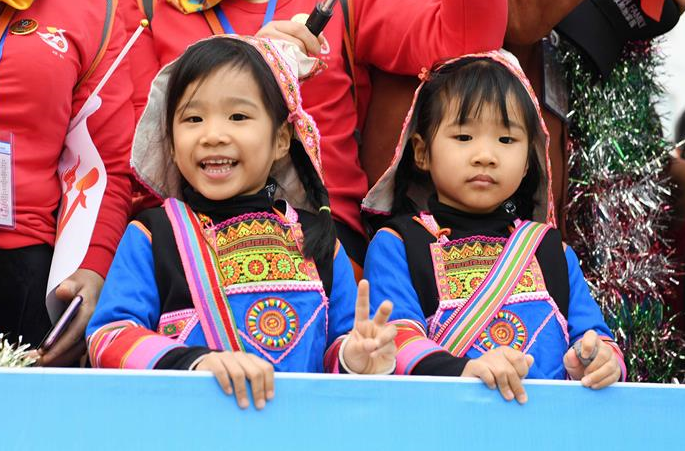윈난 모장 국제쌍둥이문화축제의 백미 꽃차 퍼레이드