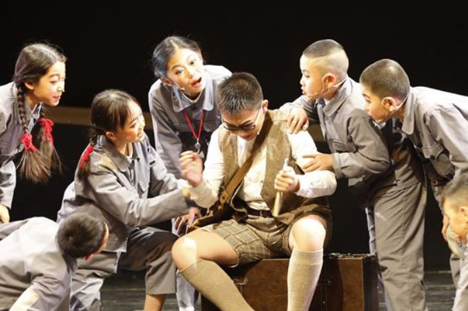 항일전쟁 소재 어린이극 ‘상자 안의 도서관’ 베이징서 상연