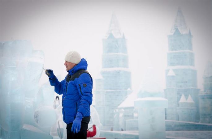 하얼빈국제얼음조각대회: ‘아리따운 용모’ 윤곽 드러내