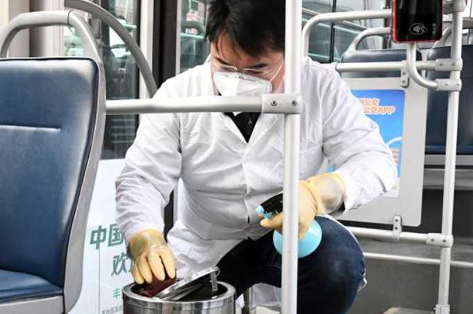 베이징 버스: 차량 소독 강화로 시민의 승차 안전 보장