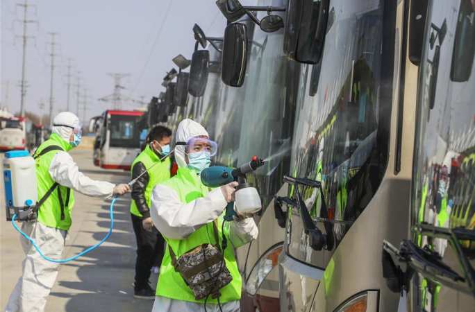 산둥 텅저우: 버스 소독, 운영 재개 준비