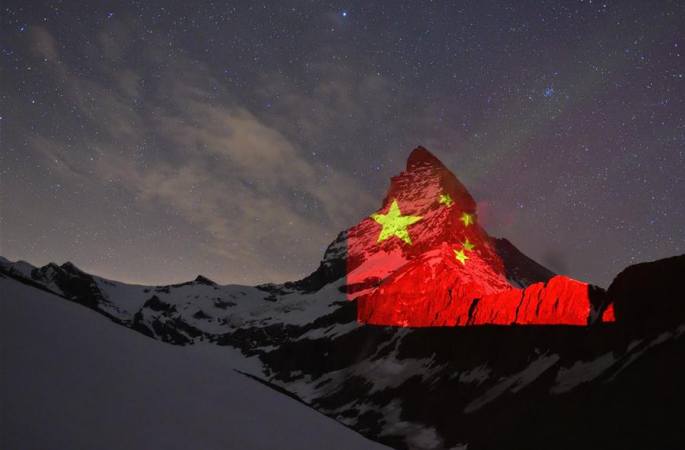 오성홍기 뒤덮인 스위스 마터호른산