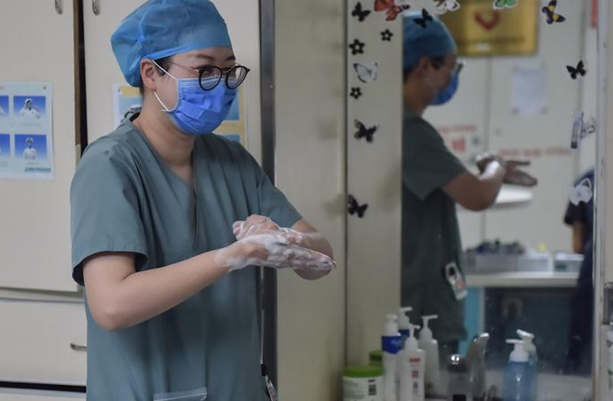 베이징: 방역 최전선 간호사의 하루