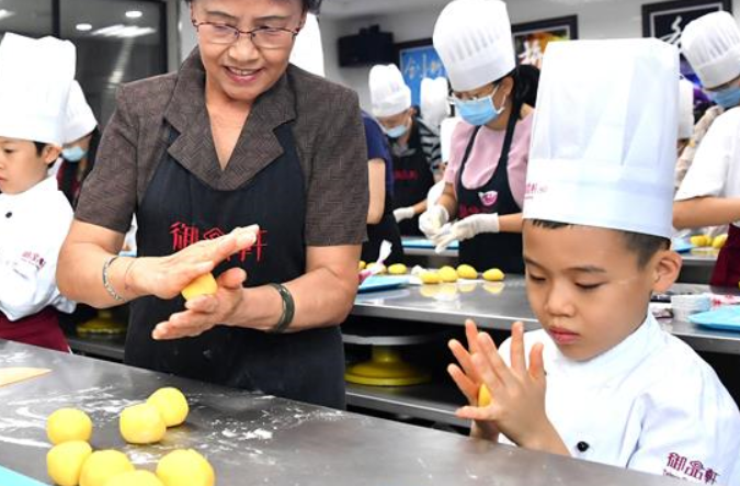 중추절 앞두고 월병 만들기 체험