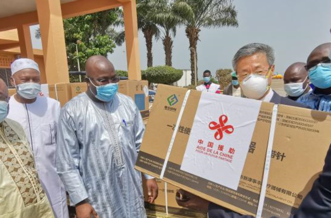 기니에 기증한 중국 코로나19 백신 코나크리에 도착