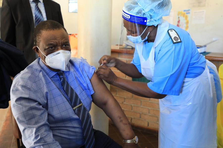 짐바브웨 부통령 중국 백신 2차 접종
