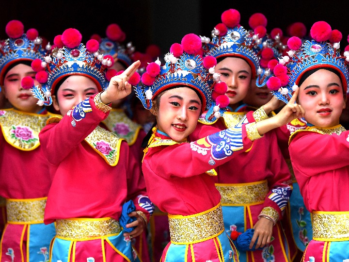 中 산시성 전통 희곡에 맞춰 공연 선보이는 어린이들
