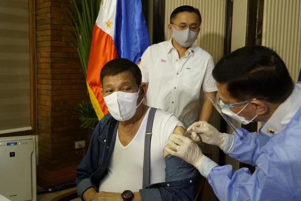 로드리고 두테르테 필리핀 대통령, 중국산 코로나19 백신 접종