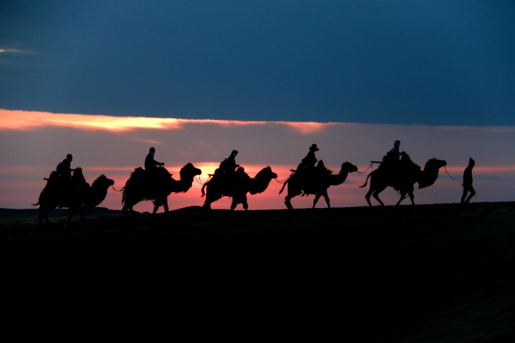간쑤성 둔황, 가히 환상적인 사막의 새벽 풍경