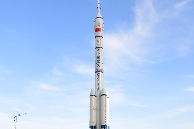 선저우12호 우주선·운반로켓 조합체 발사 구역에 도착