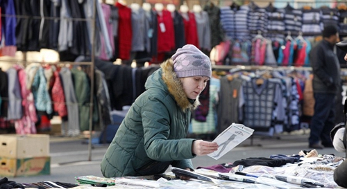 뉴스 번역) 러시아 아줌마들 중국에서 쇼핑, 크고 작은 가방 한가득