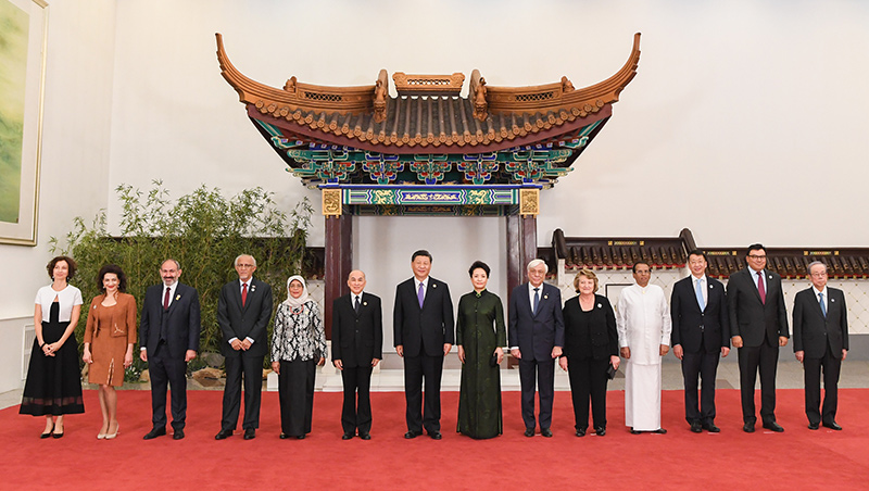 시진핑 주석과 펑리위안 여사, 아시아문명대화대회 참석 외국 지도자 부부와 귀빈 환영