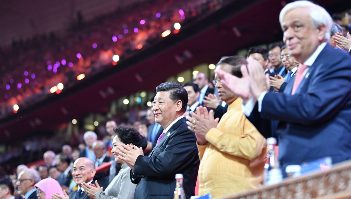 시진핑 주석과 펑리위안 여사, 아시아문명대화대회에 참석한 외국 지도자 부부와 함께 아시아 문화 카니발 행사에 참석